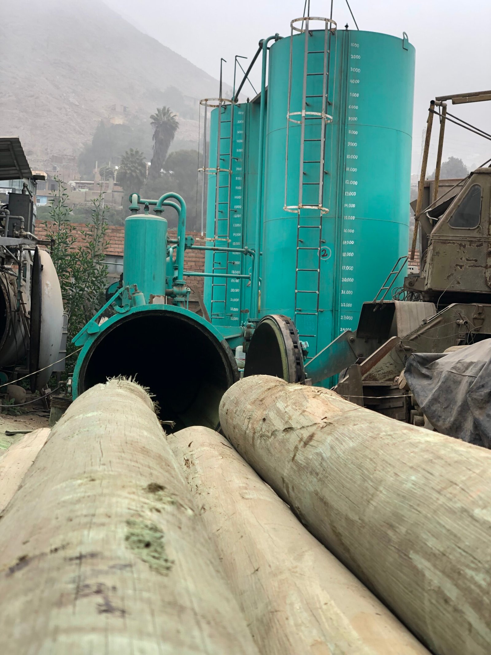 Paquetes de madera clasificada en planta de acabados