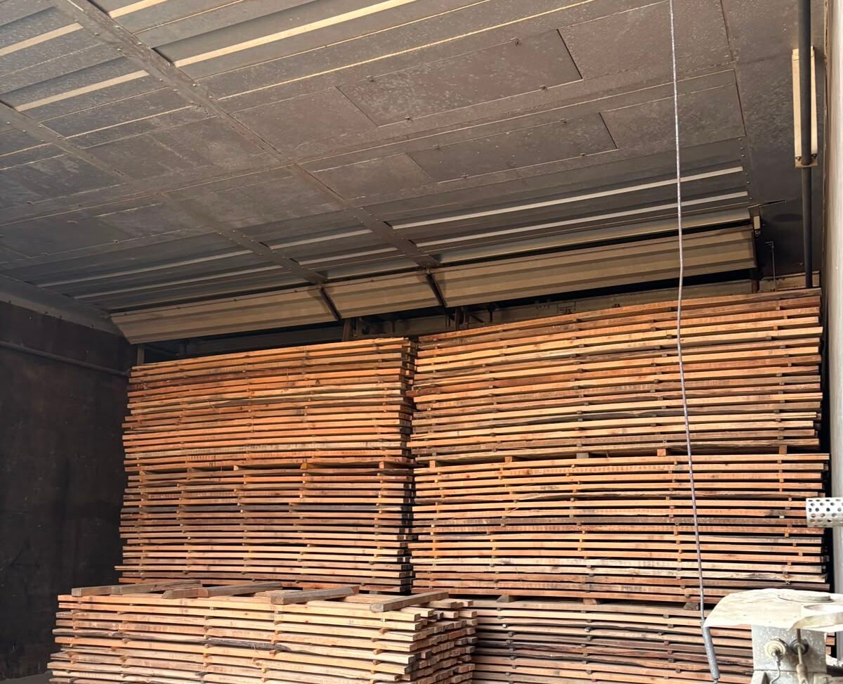 Técnico midiendo humedad de la madera